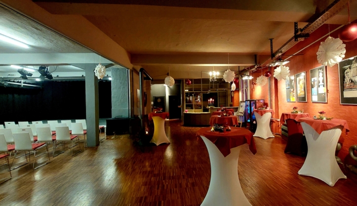 Foyer und Saal ohne Baum